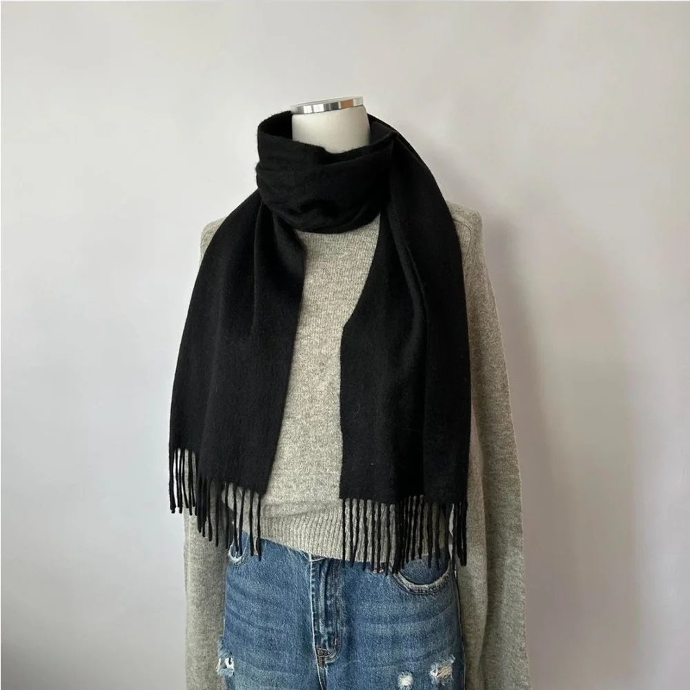 Black 100% cashmere scarf with fringe. - Picture 5 of 6